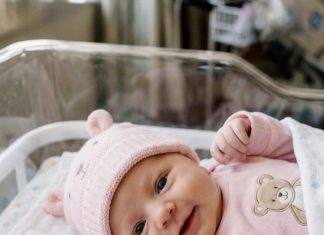 Majka je vidjela bebu — i otkrila istinu