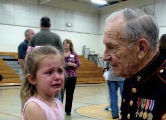 Moju kćerku su ismijali jer je bila sama — a onda se desilo nešto što je sve promijenilo
