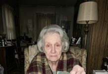 Starica je pokušala platiti pizzu sitnišem — ali ono što sam uradio poslije promijenilo je sve