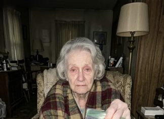 Starica je pokušala platiti pizzu sitnišem — ali ono što sam uradio poslije promijenilo je sve