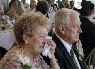Svekrva je ponizila moje roditelje na svadbi — a onda je moj muž ustao