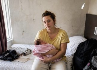 Muž me izbacio sa bebom zbog 30 dolara — karma ga je stigla odmah sutradan